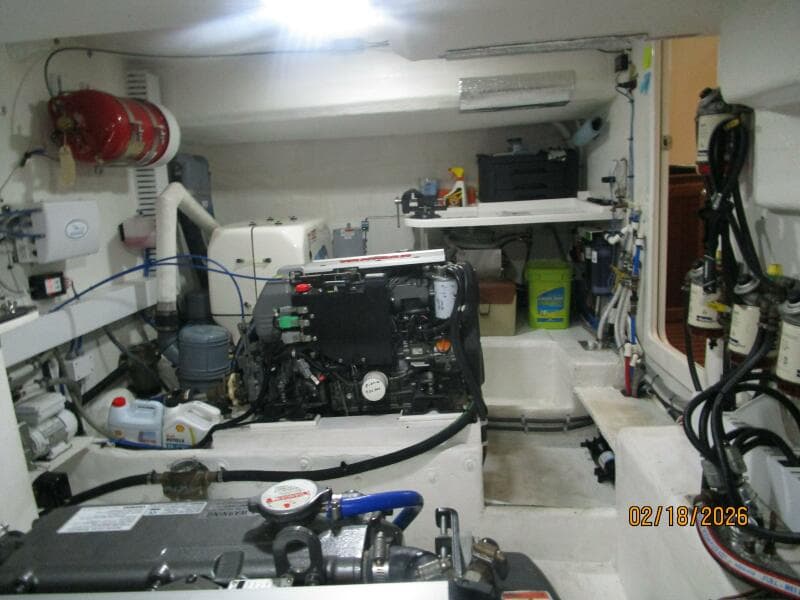 37' Great Harbour engine room port