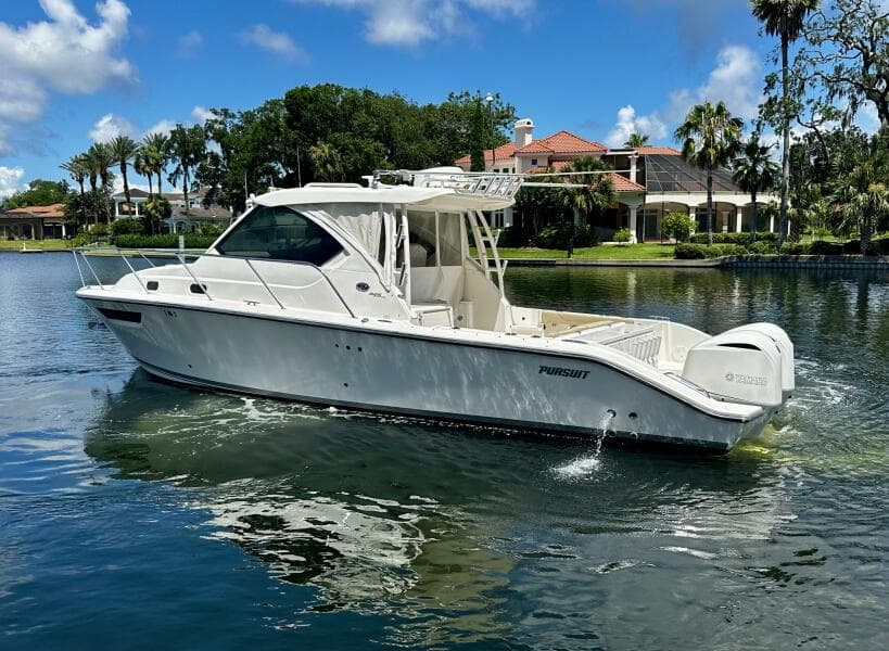 Pursuit OS 325 - Exterior