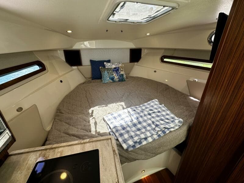 Pursuit OS 325 - Interior