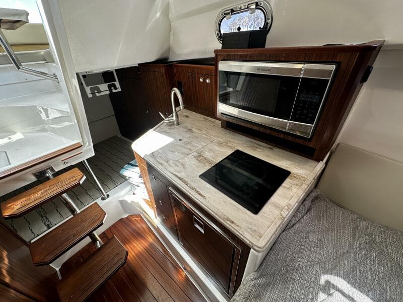 Pursuit OS 325 - Interior