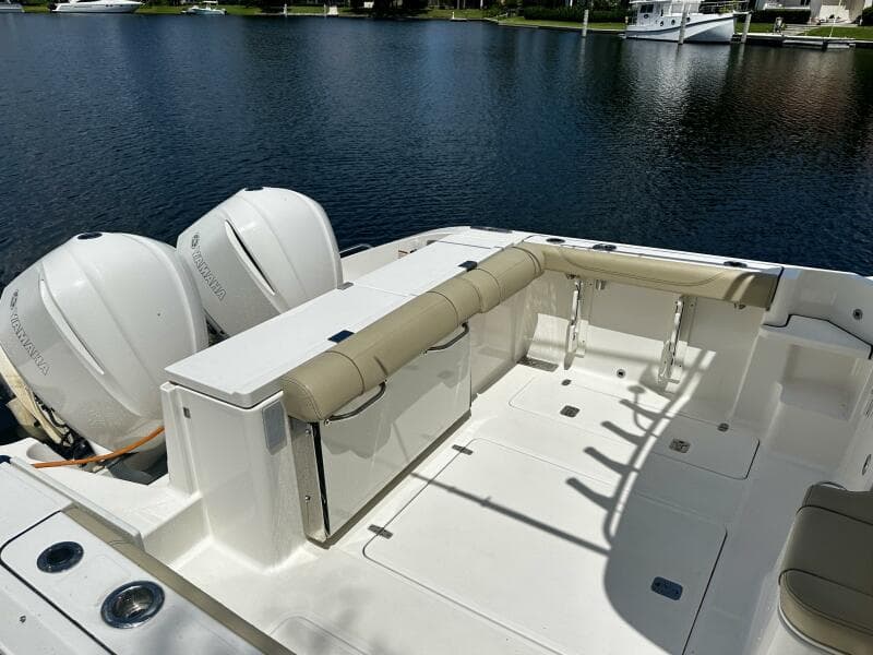 Pursuit OS 325 - Cockpit