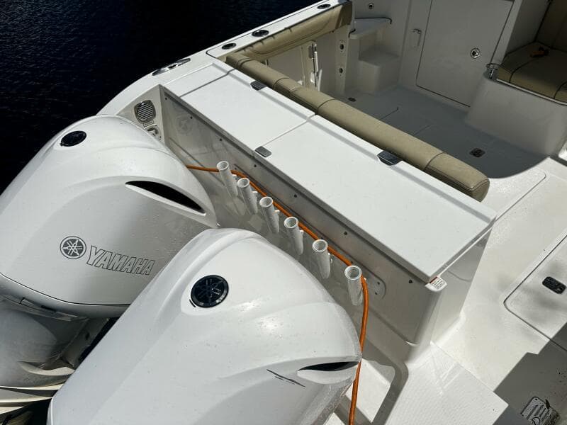 Pursuit OS 325 - Twin Outboard Engines