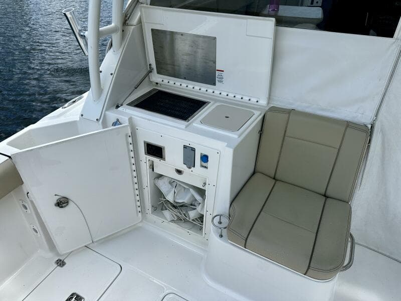 Pursuit OS 325 - Seating and Storage