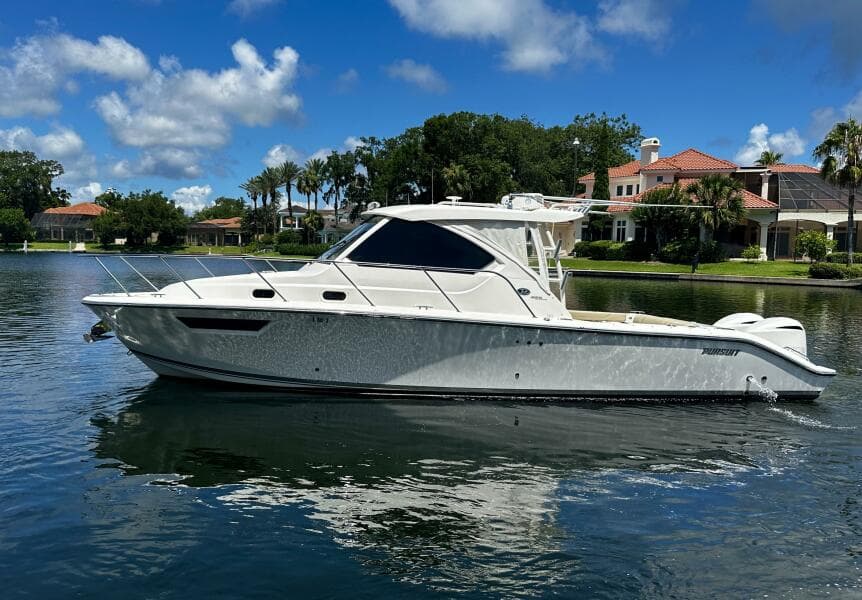 Pursuit OS 325 - Exterior