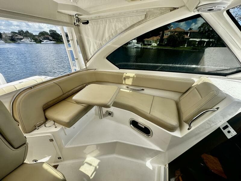 Pursuit OS 325 - Helm Seating