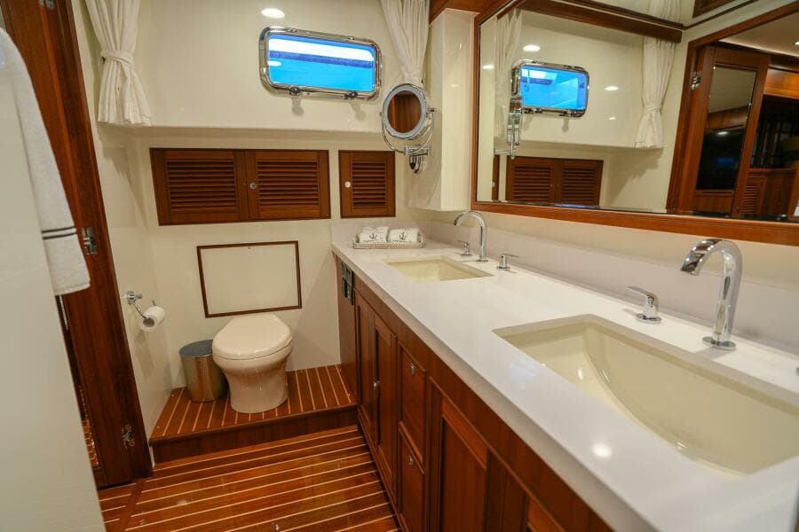 Master Stateroom Head Facing Starboard