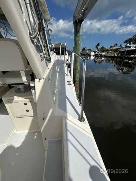 28' Albin starboard side deck1