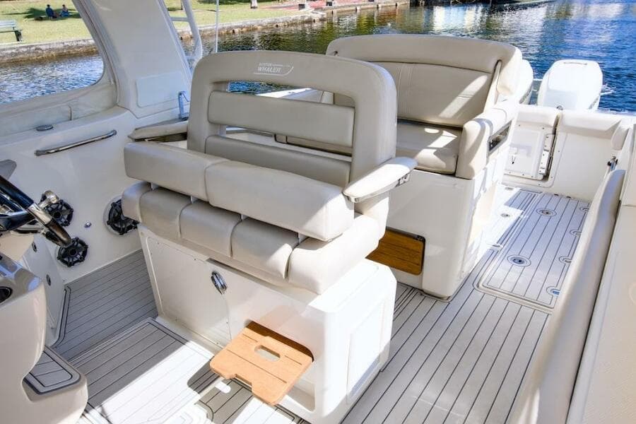2019 Boston Whaler 350 Realm