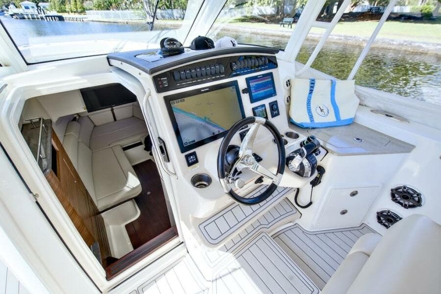 2019 Boston Whaler 350 Realm