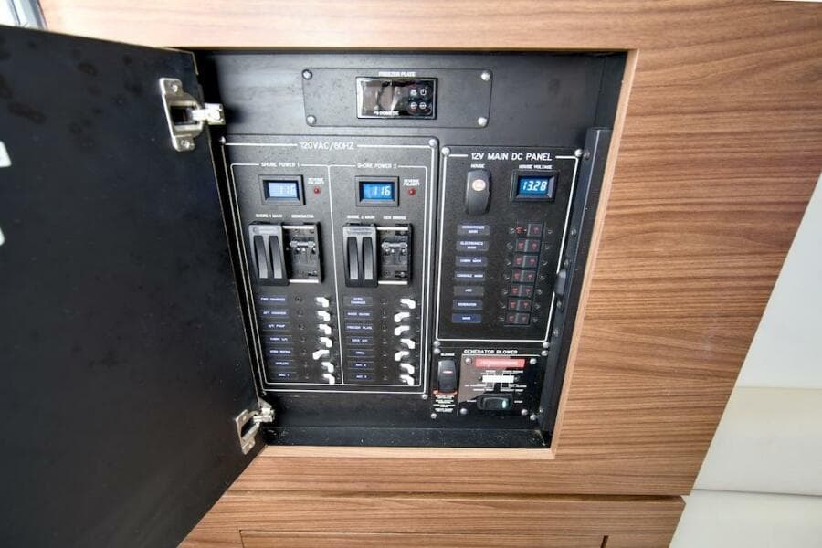 2019 Boston Whaler 350 Realm