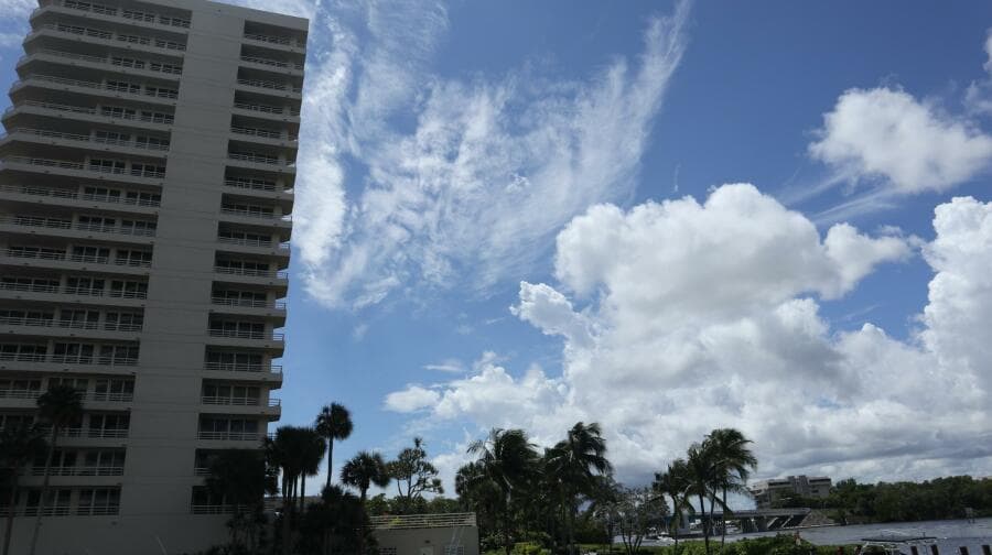 2005 Luhrs 38 Convertible