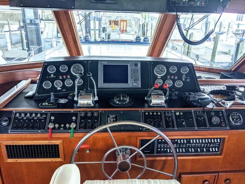 1986 Chris-Craft Constellation - Photo 11