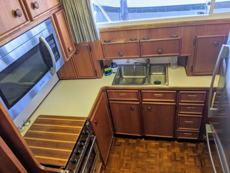 1986 Chris-Craft Constellation - Photo 36