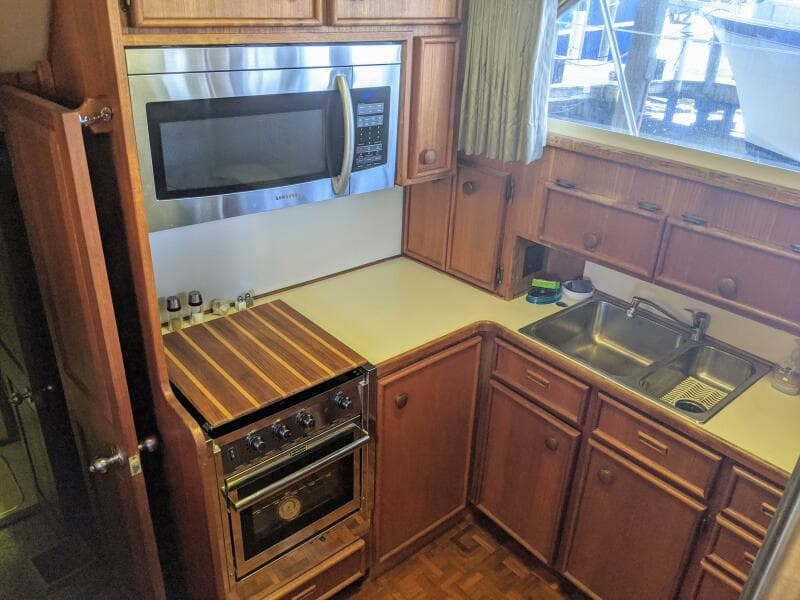 1986 Chris-Craft Constellation - Photo 35
