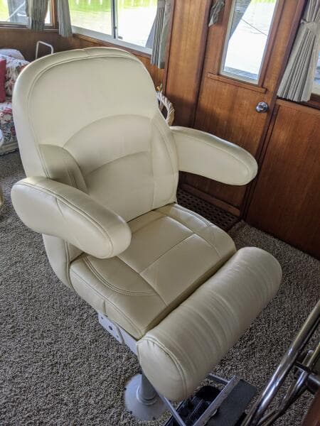 1986 Chris-Craft Constellation - Photo 12