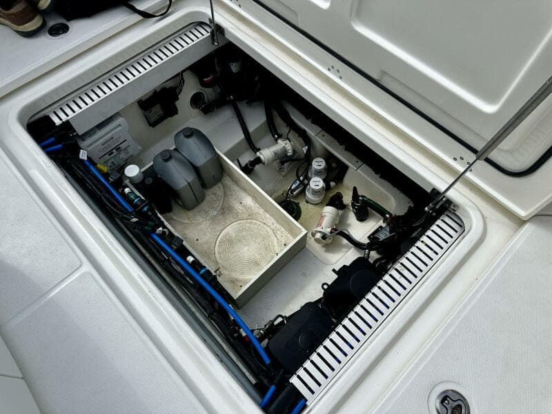 Boston Whaler 33 BOTTOMS UP - Cockpit Access