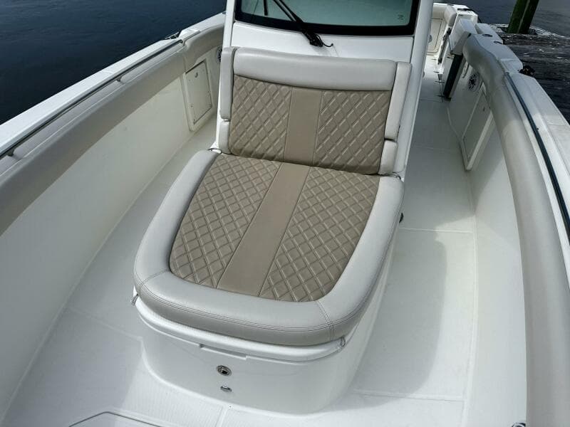 Boston Whaler 33 BOTTOMS UP -  Bow Seating  