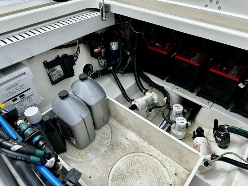 Boston Whaler 33 BOTTOMS UP - Cockpit Access