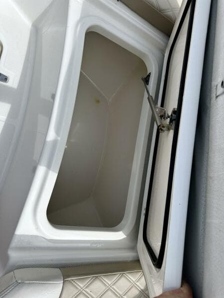 Boston Whaler 33 BOTTOMS UP -  Storage