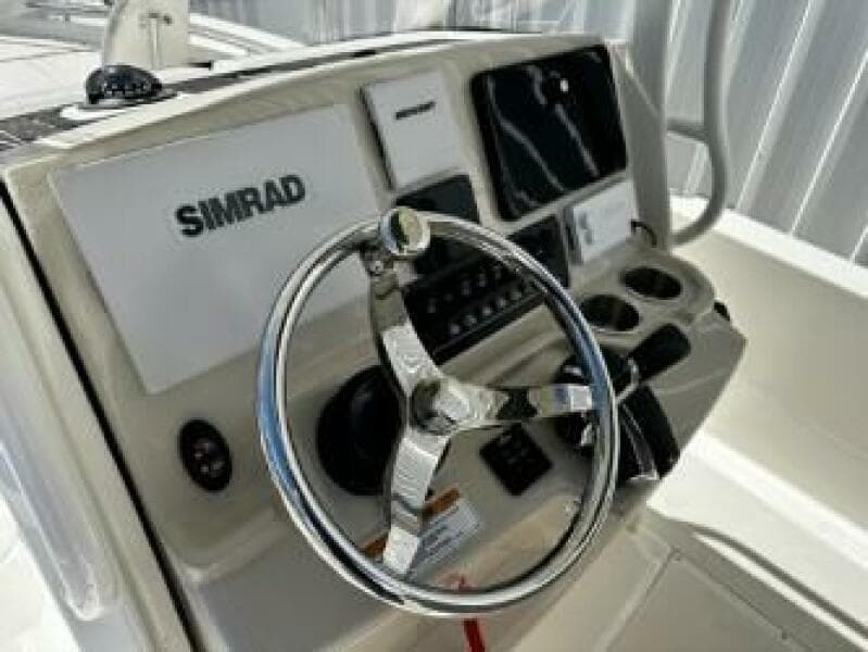 Boston Whaler 250 Dauntless - Helm
