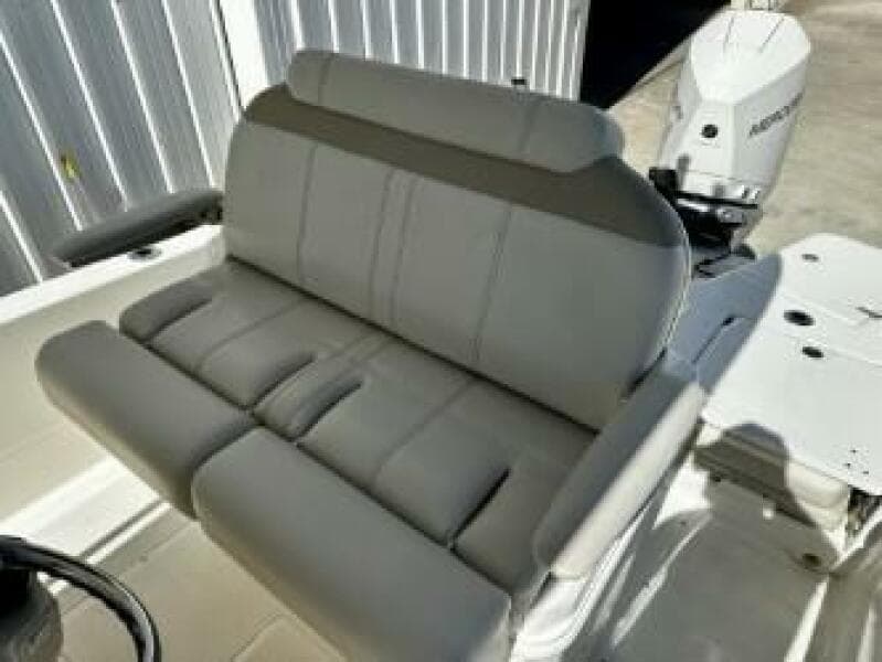 Boston Whaler 250 Dauntless - Helm Seating