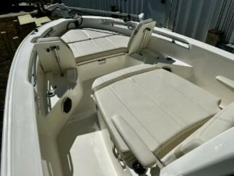 Boston Whaler 250 Dauntless - Bow