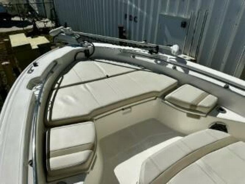 Boston Whaler 250 Dauntless - Bow