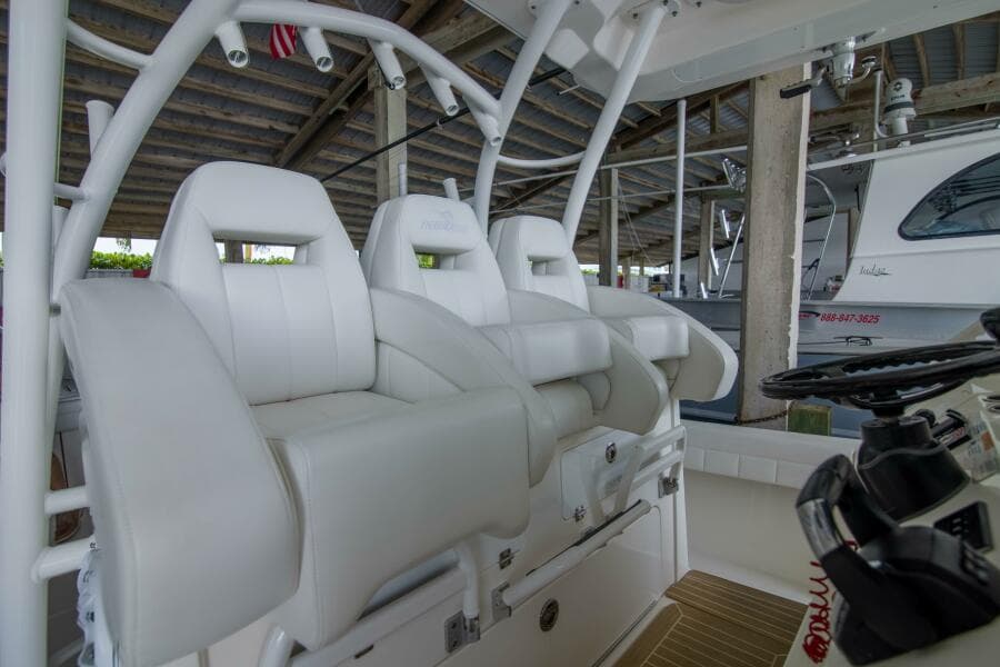 Regulator 41 - Miss Megan - Helm Seats