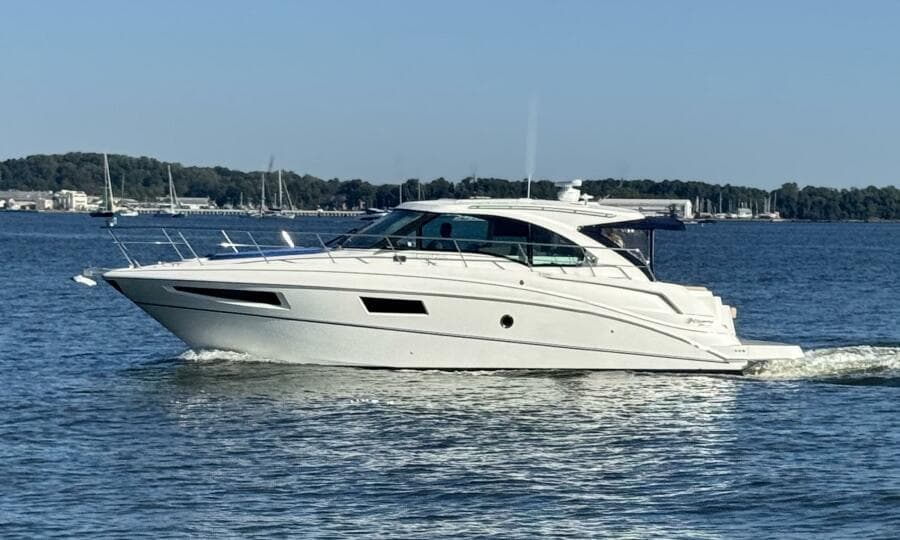 2014 Cruisers Yachts 