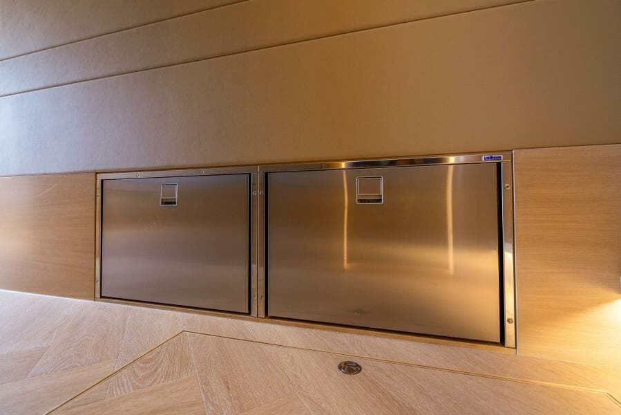 2025 Steeler Bronson 67 Beachclub