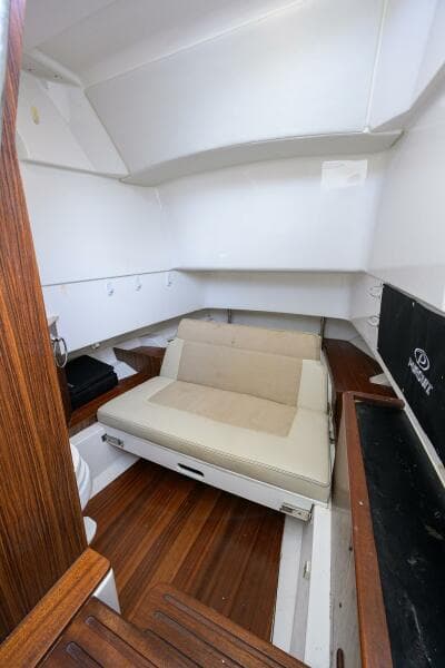 Pursuit 32 - Cabin