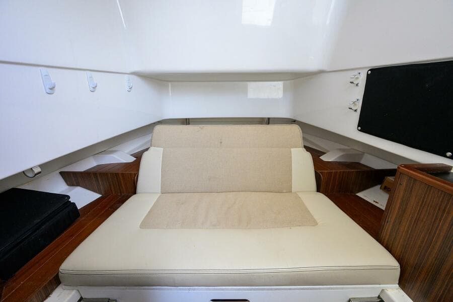 Pursuit 32 - Cabin