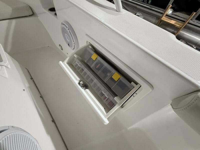 2016 Everglades 230 Center Console