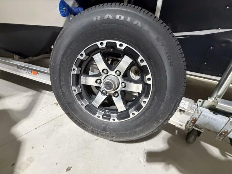 2016 Everglades 230 Center Console