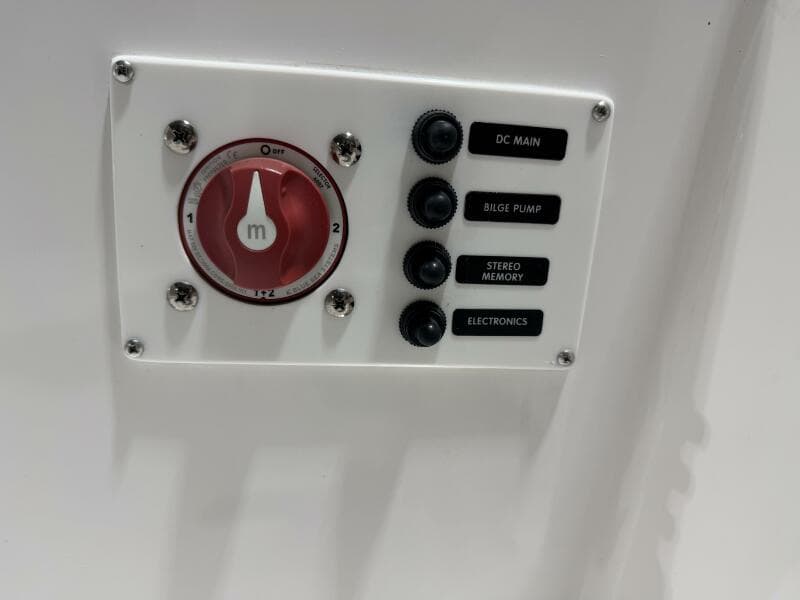 2016 Everglades 230 Center Console