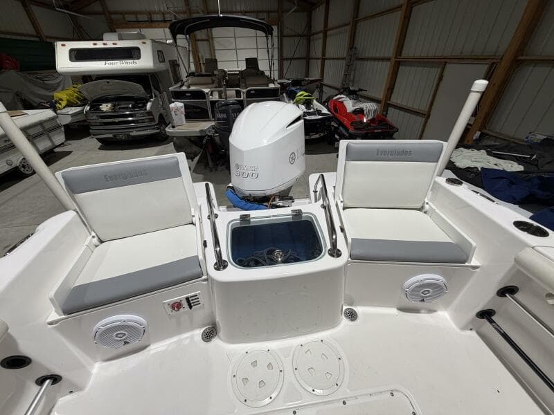 2016 Everglades 230 Center Console