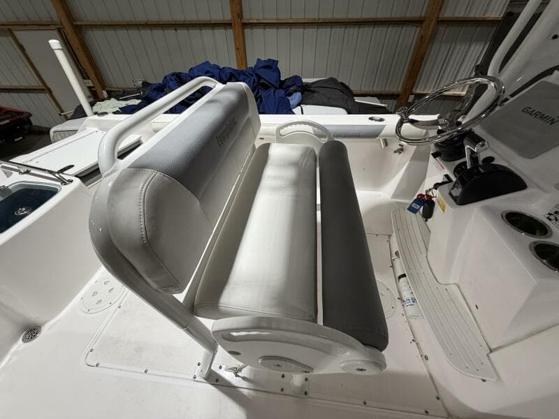 2016 Everglades 230 Center Console