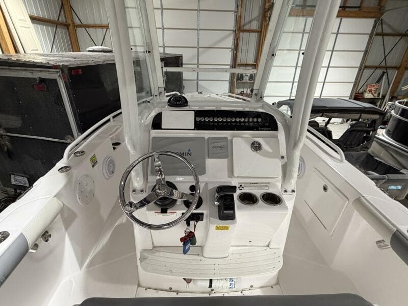 2016 Everglades 230 Center Console