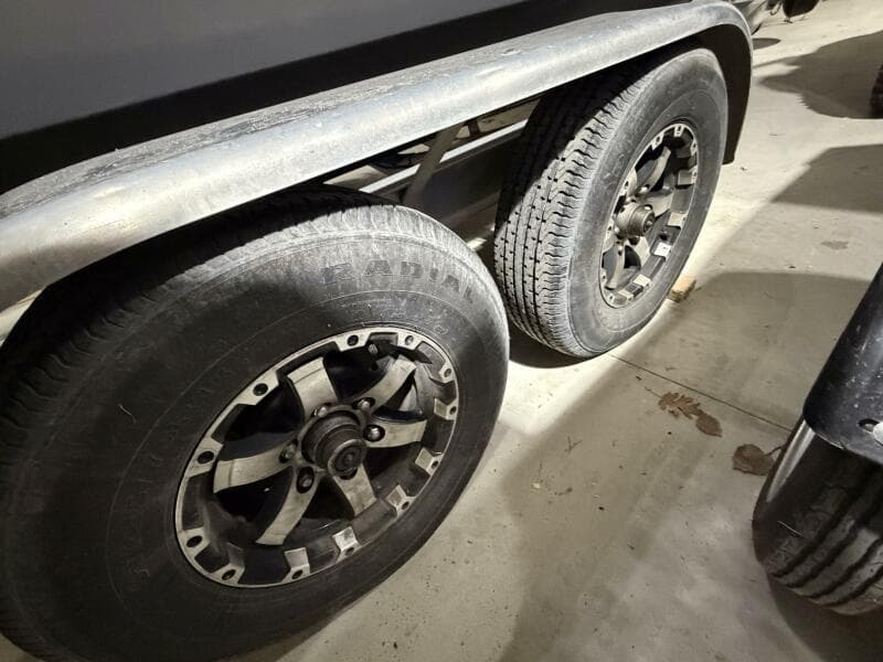 2016 Everglades 230 Center Console