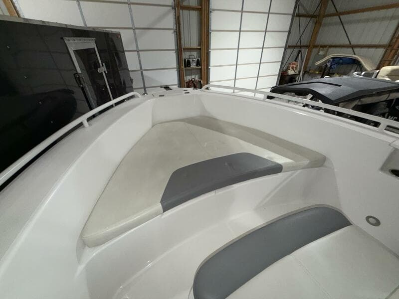 2016 Everglades 230 Center Console