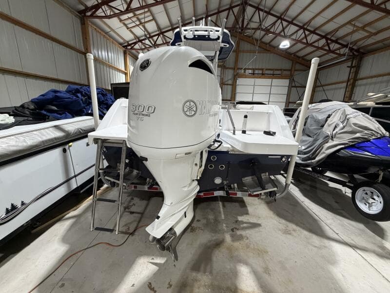 2016 Everglades 230 Center Console