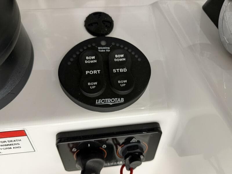 2016 Everglades 230 Center Console