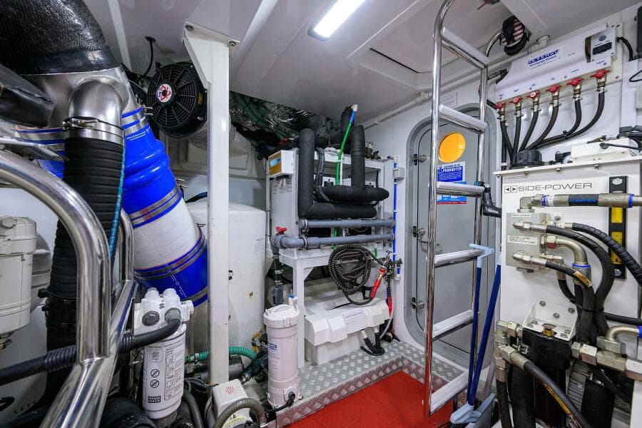 Princess Y78 - Janie II - Engine Room