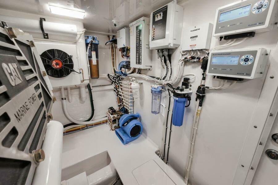 Viking 72 Skybridge - Chelsea -Engine Room