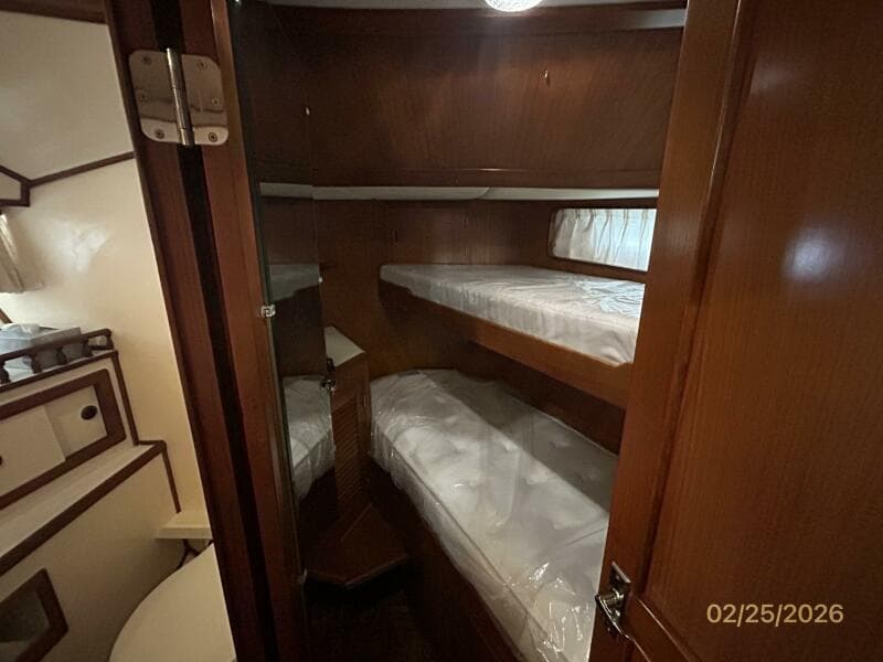 42' Jefferson guest stateroom