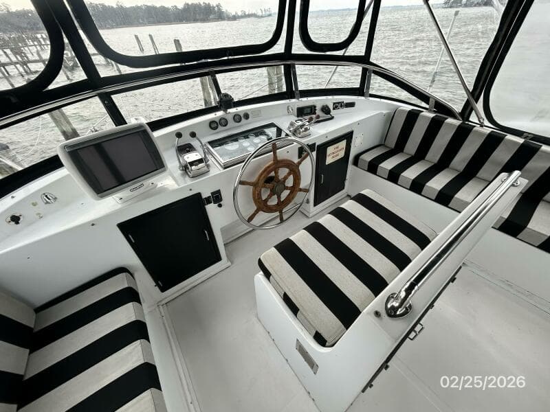 42' Jefferson flybridge helm1