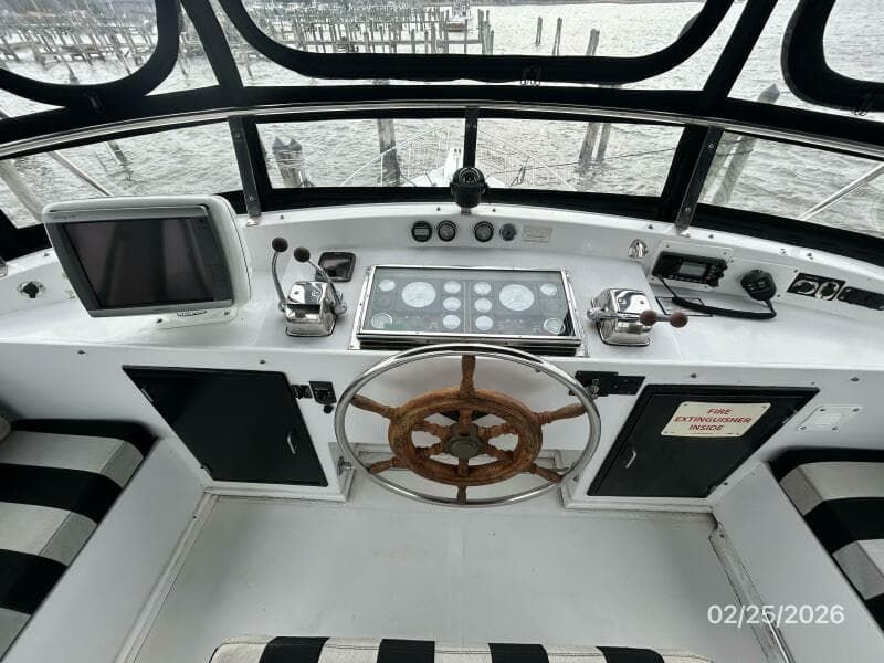 42' Jefferson flybridge helm3