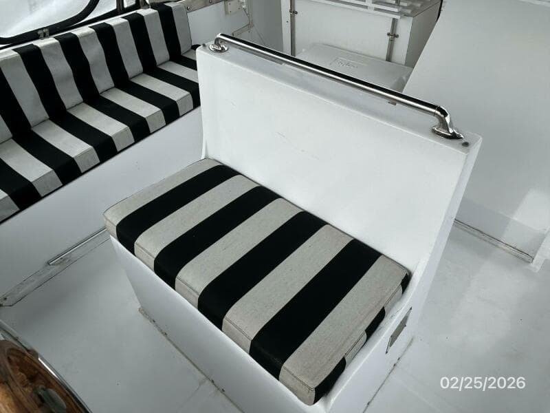42' Jefferson flybridge helmseat