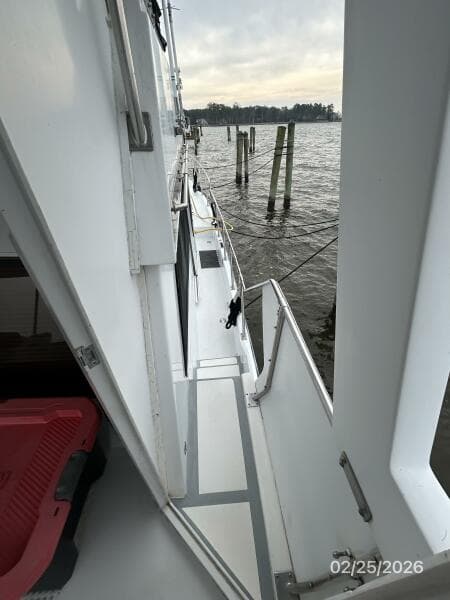 42' Jefferson starboard side deck2