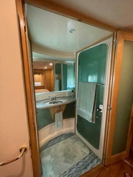 Carver 455 Aft Cabin - Master head